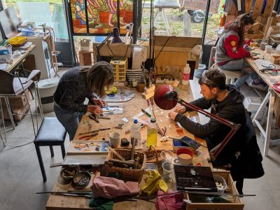 Atelier de vitrailliste pendant la formation dans le Gers en Gascogne