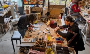 Atelier de vitrailliste pendant la formation dans le Gers en Gascogne