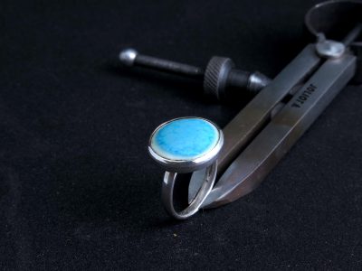 Bague pendant la formation bijouterie avec un bijoutier dans les Pyrénées vers Tarbes