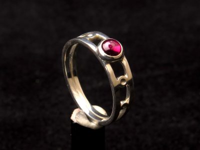 Bague sertie pendant la formation bijouterie avec un bijoutier dans les Pyrénées vers Tarbes