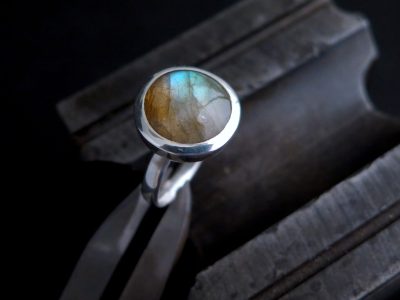 Bague pendant la formation bijouterie sertissage avec un bijoutier vers Lourdes proche de Tarbes dans le Pyrénées