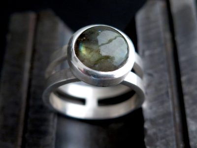 Bague pendant la formation bijouterie sertissage avec un bijoutier vers Lourdes proche de Tarbes dans le Pyrénées