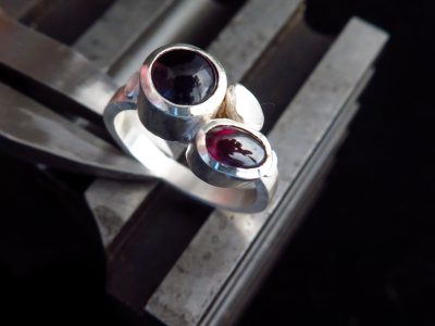 Bague pendant la formation bijouterie sertissage avec un bijoutier vers Lourdes proche de Tarbes dans le Pyrénées