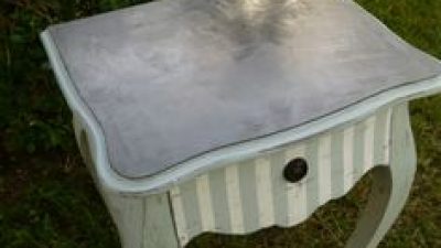 Chevet blanc au cours du stage relooking de meubles vers les Pyrénées