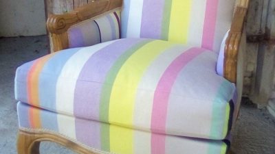 Fauteuil Bergère restauré au cours du stage en tapisserie d'ameublement pour coudre un coussin à Montréal du Gers