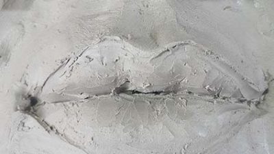 Modelage d'une bouche et d'un nez lors de l'atelier sculpture sur terre