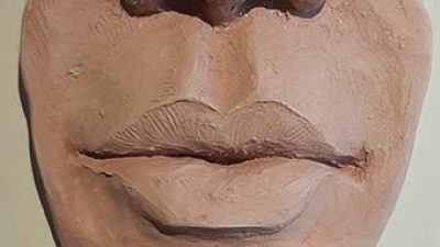 Façonnage d'une bouche lors de l'atelier sculpture sur terre