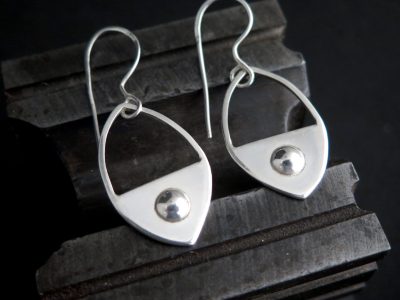 Boucles d'oreille pendant la formation bijouterie avec un bijoutier vers Lourdes proche de Tarbes dans le Pyrénées