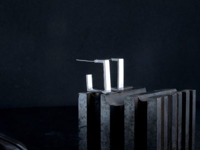 Boucles d'oreilles pendant la formation bijouterie avec un bijoutier dans les Pyrénées vers Tarbes