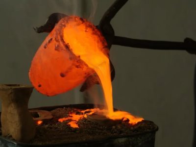 Bronze en fusion au cours du stage ou la formation fonderie d'art dans l'atelier d'un fondeur
