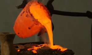 Bronze en fusion au cours du stage ou la formation fonderie d'art dans l'atelier d'un fondeur