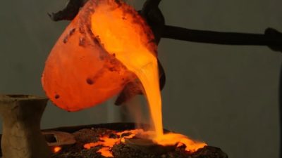 Bronze en fusion au cours du stage ou la formation fonderie d'art dans l'atelier d'un fondeur