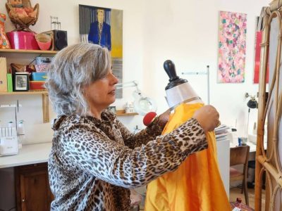 Vêtement sur un buste pendant la formation couture avec une couturière styliste à Toulouse en Occitanie