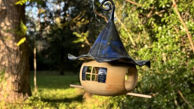 Cabane à oiseaux pendant le stage de modelage et tournage céramique du grès vers Carcassonne