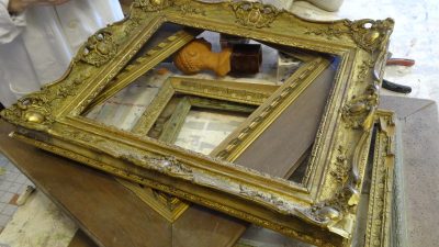 Restauration d'un cadre pendant l'atelier de rénovation de meubles vers Bordeaux