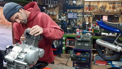 Travail sur carbu pendant la formation ou stage mécanique moto