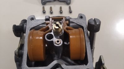 Carburateur moto en démontage pendant un atelier