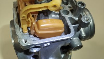 Carburateur de moto pendant le stage de Samuel