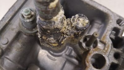 Détail du carburateur moto pendant l'atelier