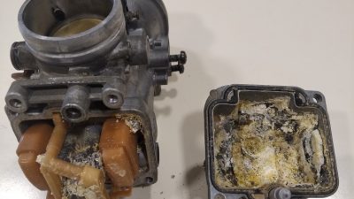 Démontage de carburateur moto pendant le stage