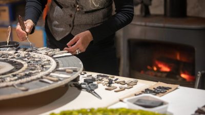 Pose des mosaïques au coin du feu pendant le stage mosaïste