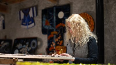 Sylvie Potier qui fait le stage de mosaïste