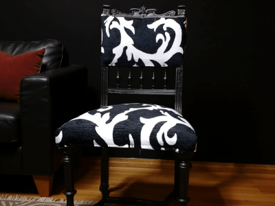 Chaise moderne pendant la formation tapisserie d'ameublement avec un tapissier en Nouvelle Aquitaine