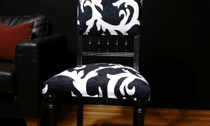 Chaise moderne pendant la formation tapisserie d'ameublement avec un tapissier en Nouvelle Aquitaine
