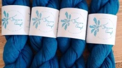 Chèches indigo faits pendant l'atelier de teinture avec un teinturier