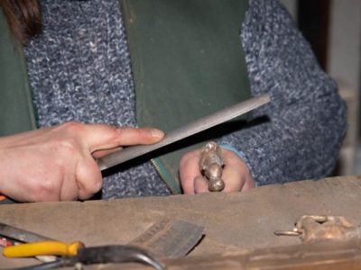 Ciselage dans l'atelier de la formation fonderie d'art