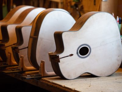 Coffres de guitares pendant la formation luthier vers Toulouse