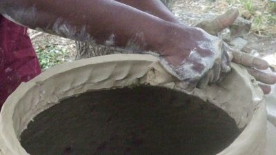 Modelage d'une jarre pendant le stage de poterie et céramique africaine dans l'Aubrac