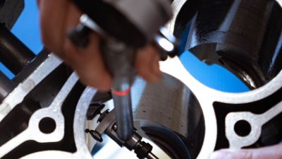 Comparateur pendant le stage sur le moteur d'une moto