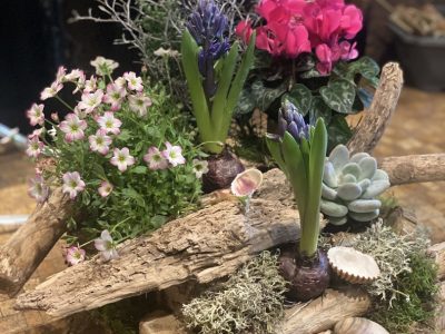 Composition florale nature pendant la formation fleuriste à Toulouse