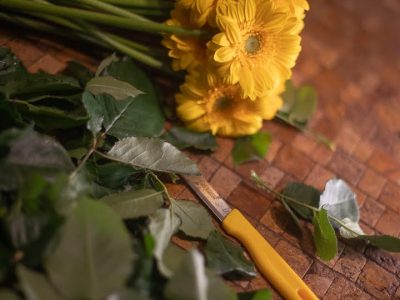 Composition florale pendant la formation ou le stage de fleuriste à Toulouse