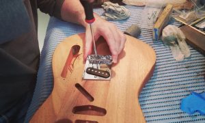 Confection d'une guitare pendant la formation en Normandie au Havre