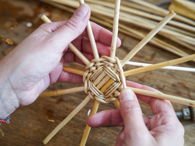 Début de fond de panier formation vannerie proche d'Aix-en-Provence région PACA
