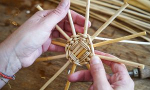 Début de fond de panier formation vannerie proche d'Aix-en-Provence région PACA