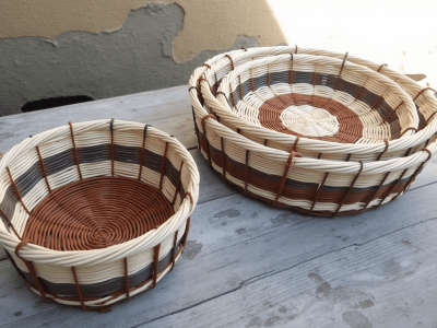 Corbeilles rustiques en osier fait pendant la formation vannerie dans l'Hérault avec un vannier