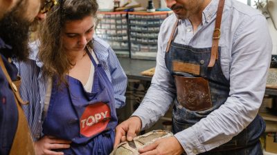 Entretien de chaussure pendant le stage en cordonnerie avec un cordonnier et ces stagiaires