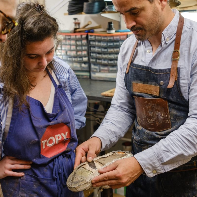 Entretien de chaussure pendant le stage en cordonnerie avec un cordonnier et ces stagiaires
