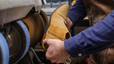Polissage de semelles pendant le stage en cordonnerie