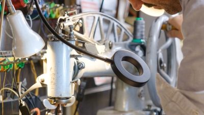 Stage en cordonnerie avec un exemple de réparation de chaussures par Clément