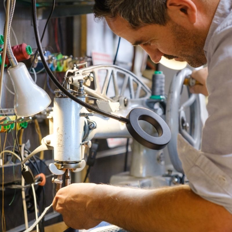 Stage en cordonnerie avec un exemple de réparation de chaussures par Clément