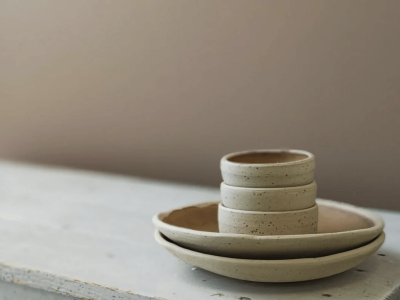 Coupelles et tasses au cours de la formations céramique et poterie avec une céramiste en Vendée vers Nantes