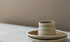 Coupelles et tasses au cours de la formations céramique et poterie avec une céramiste en Vendée vers Nantes