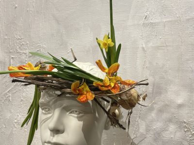 Couronne en fleurs pendant la formation fleuriste à Paris en Ile-de-France