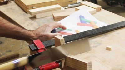 Cour d'assemblage pendant le stage d'ébénisterie à Bordeaux