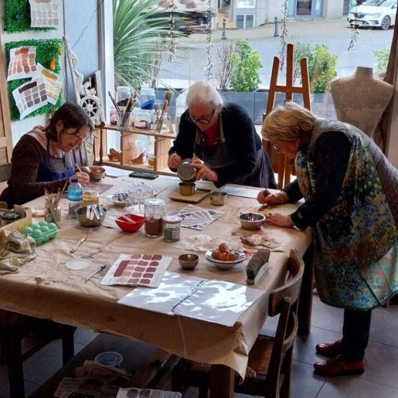Cours collectif stage de relooking de meuble avec peinture naturelle en Bretagne