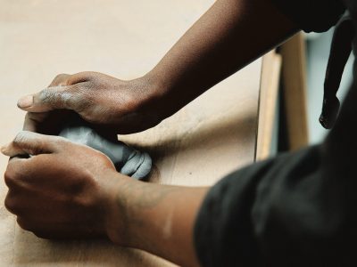 Tournage en céramique pendant la formation poterie ou les cours avec une céramiste à Lille dans le Nord, Hauts-de-France